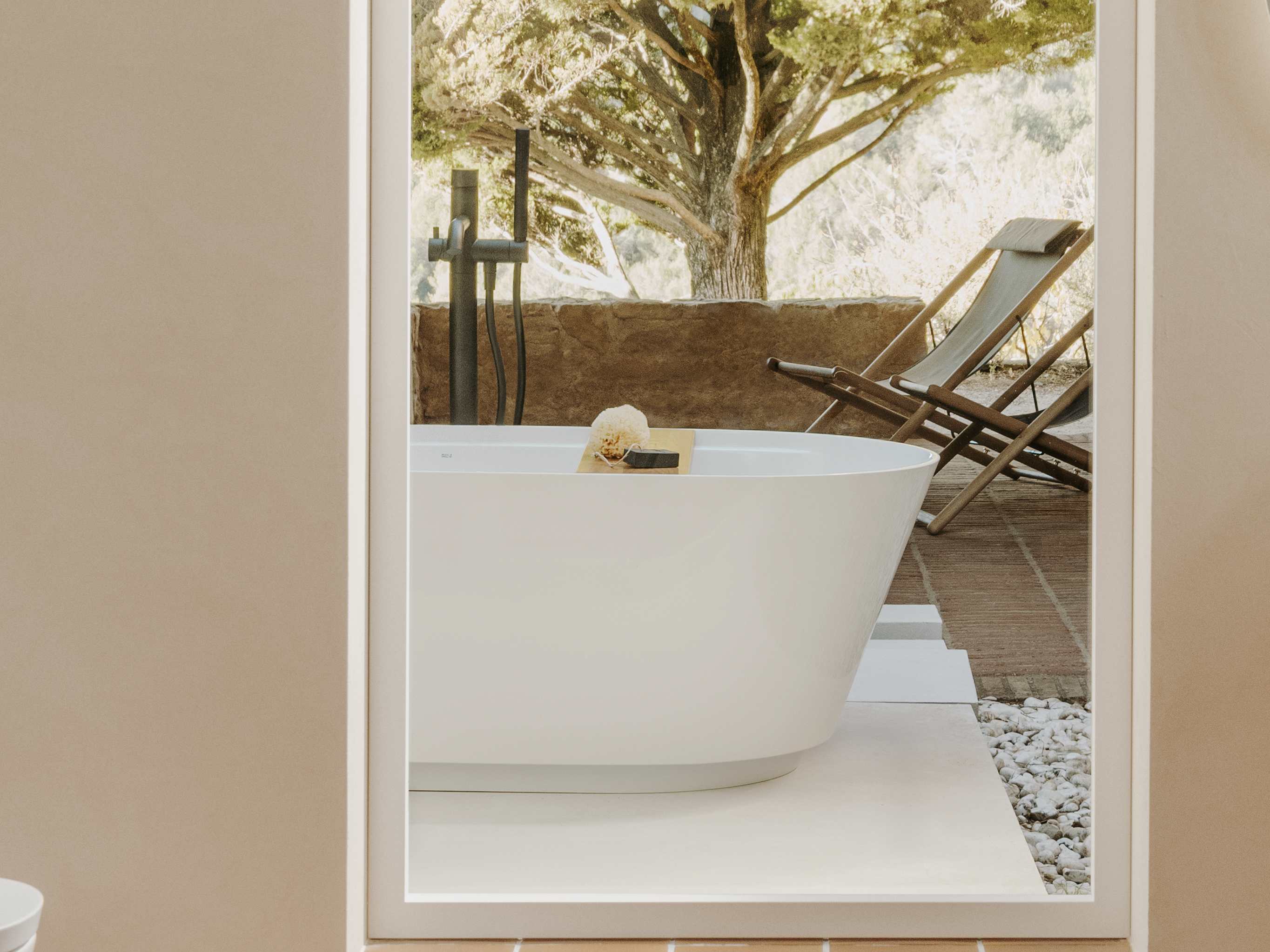 Овальная ванна в центре комнаты в Stonex® Roca Tura ARCH-00058759 - Вид №5