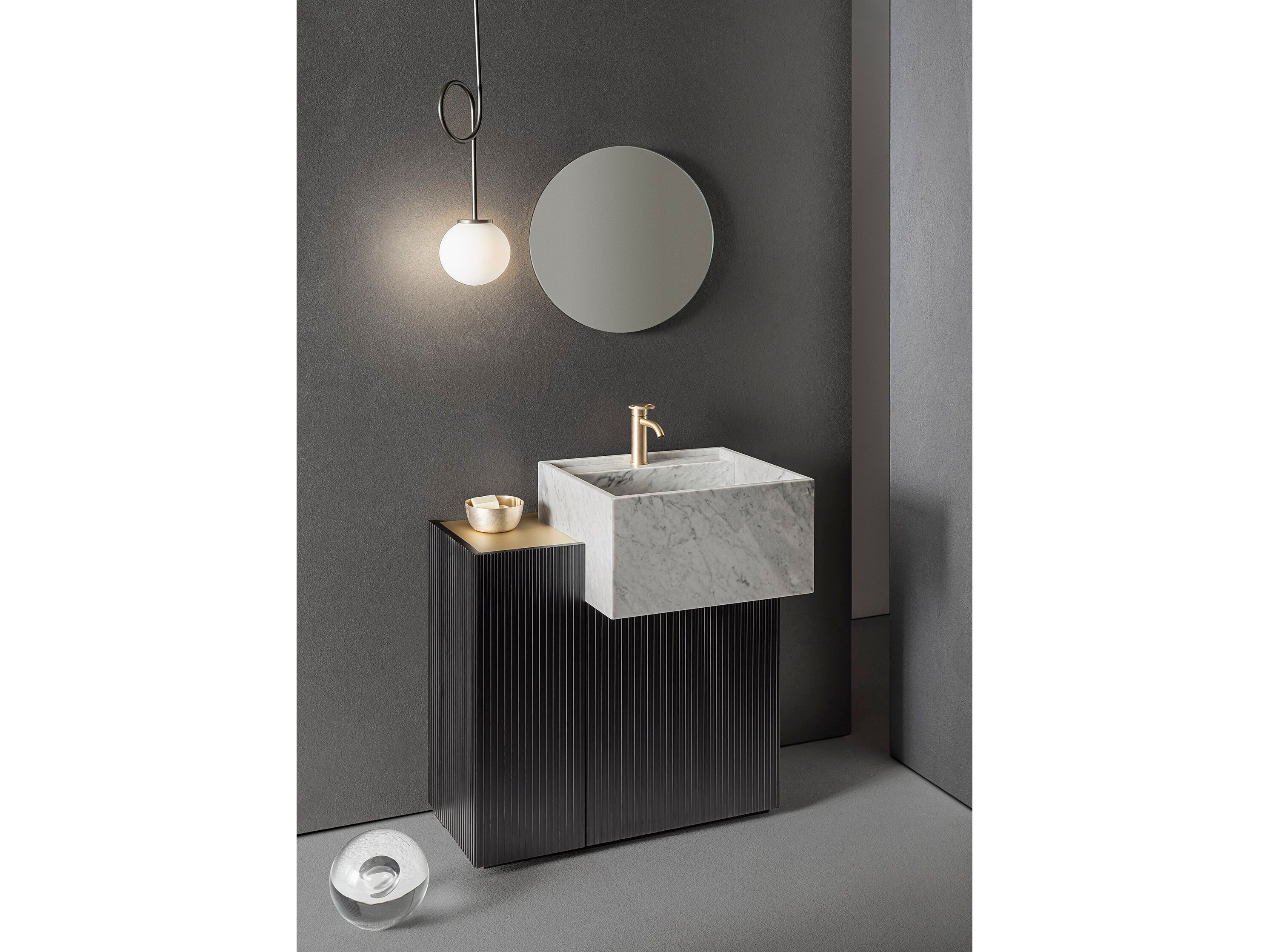 Состав ванной комнаты с раковиной из каррарского мрамора, лампой и зеркалом Pirovano Пилар ARCH-00120119 - Вид №1