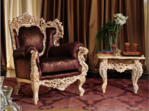 Тканевое кресло с подлокотниками