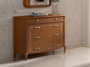 Деревянный комод