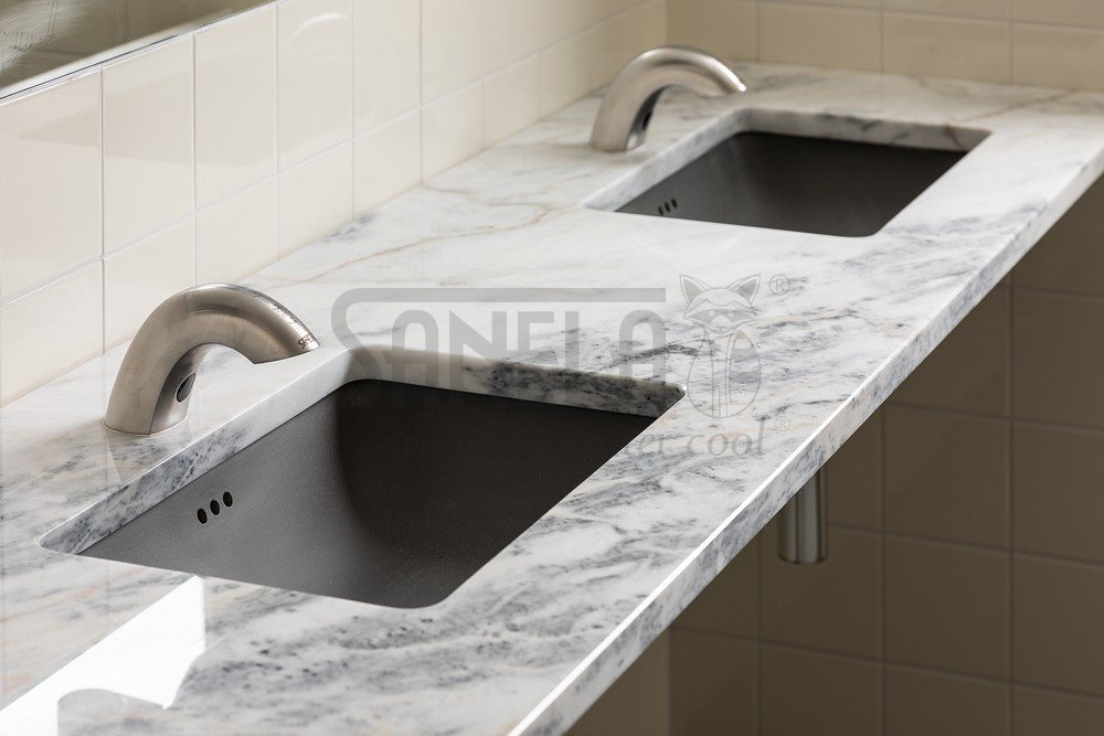 03467 Нержавеющий смеситель для подачи теплой и холодной воды, с интегрированным дозатором мыла, 1 л, 230 B/ 50 Гц SANELA  - Вид №1