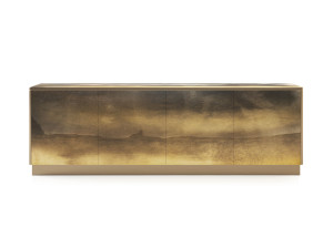 Деревянный шкаф с распашными дверями, покрытыми стеклом