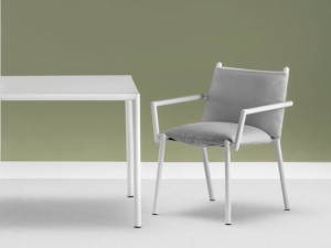 Мягкий садовый стул с подлокотниками