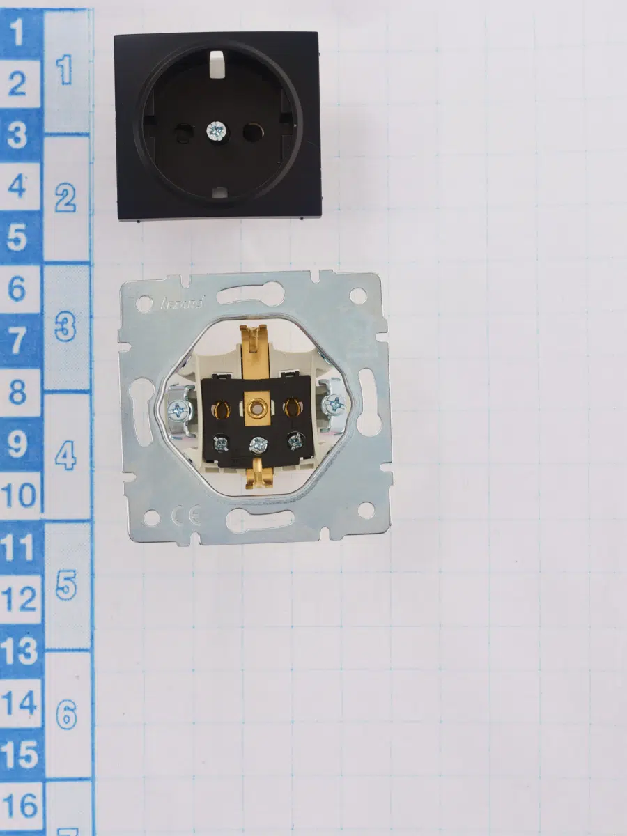 KARINA Розетка с защитой от детей сз черный бархат LEZARD 707-4288-124В - Вид №8