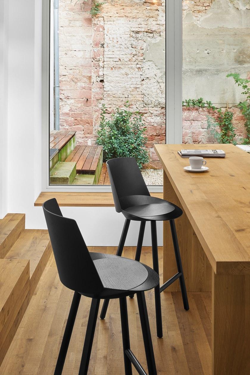 e15 Высокий деревянный табурет со спинкой  St10  - Вид №3