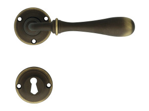 Классическая латунная ручка на розетке с насадкой