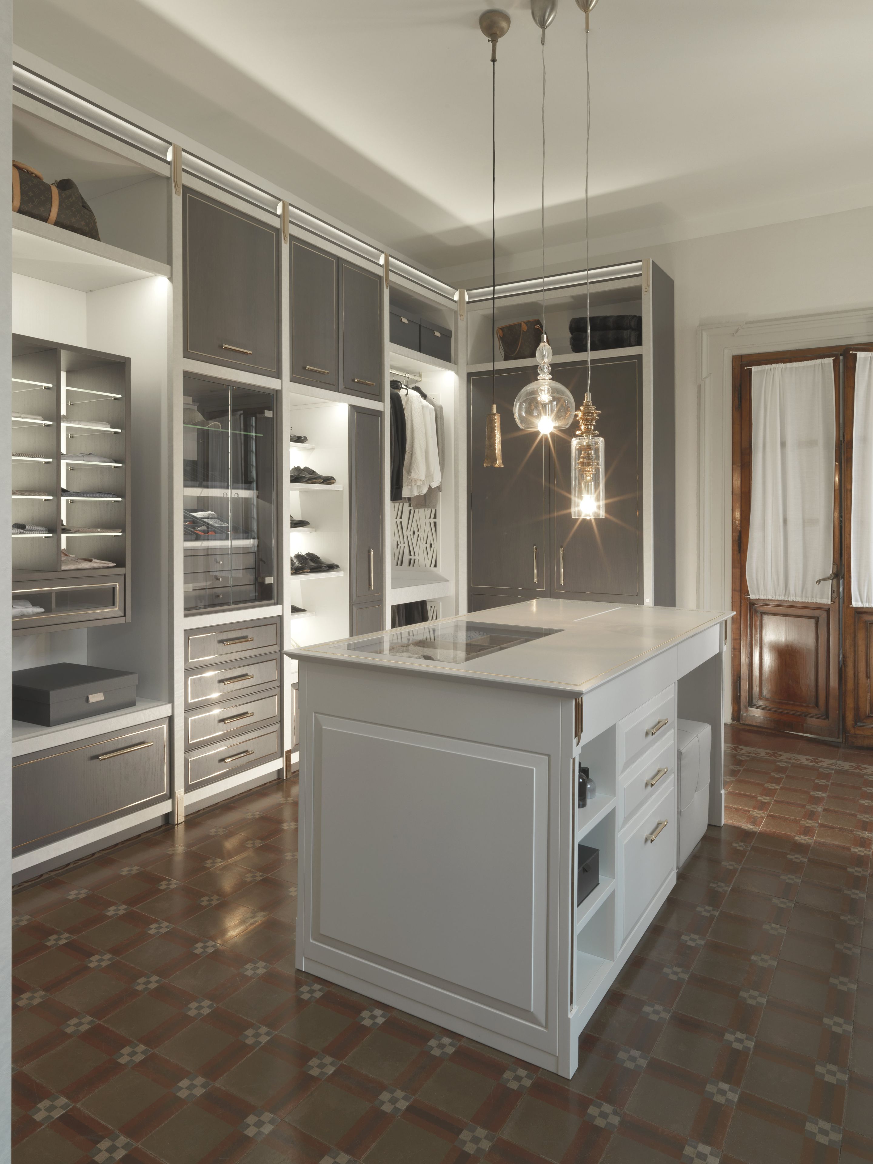 Шкаф из дуба со встроенным освещением на заказ Martini Interiors сущность ARCH-00105014 - Вид №1