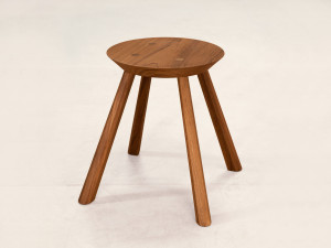 Низкий стул из тикового дерева