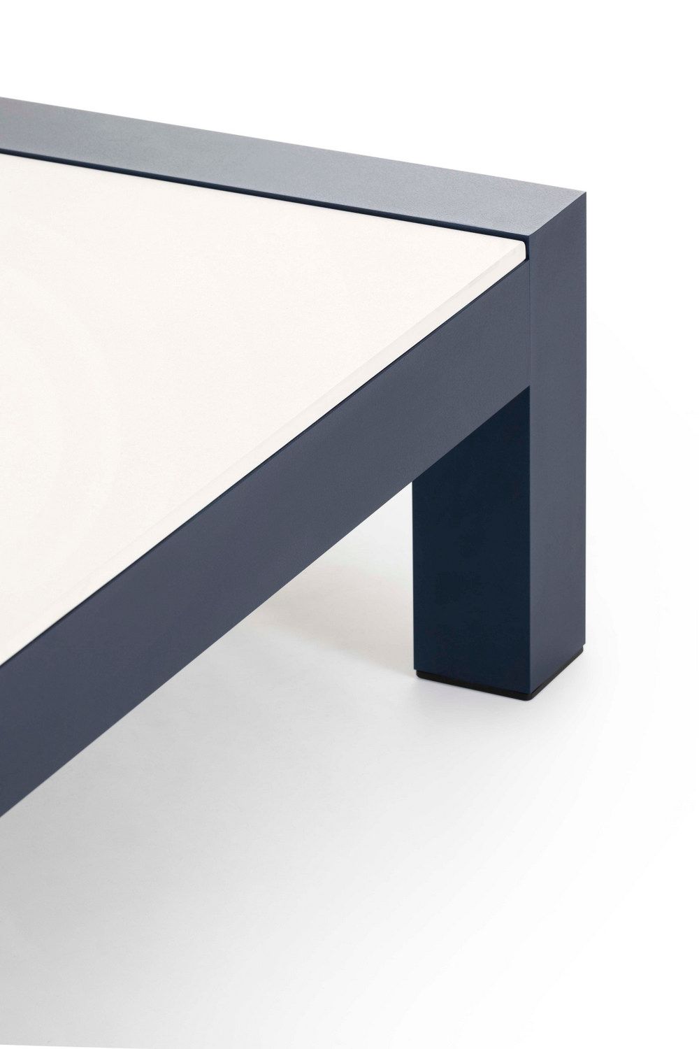 Термолаккированный алюминиевый низкий журнальный столик GANDIABLASCO Islablanca ARCH-00133596 - Вид №2