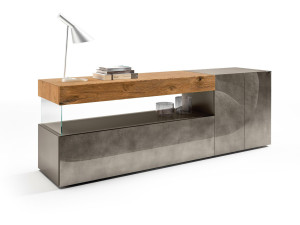 Шкаф из дерева и стекла с распашными дверцами и ящиками