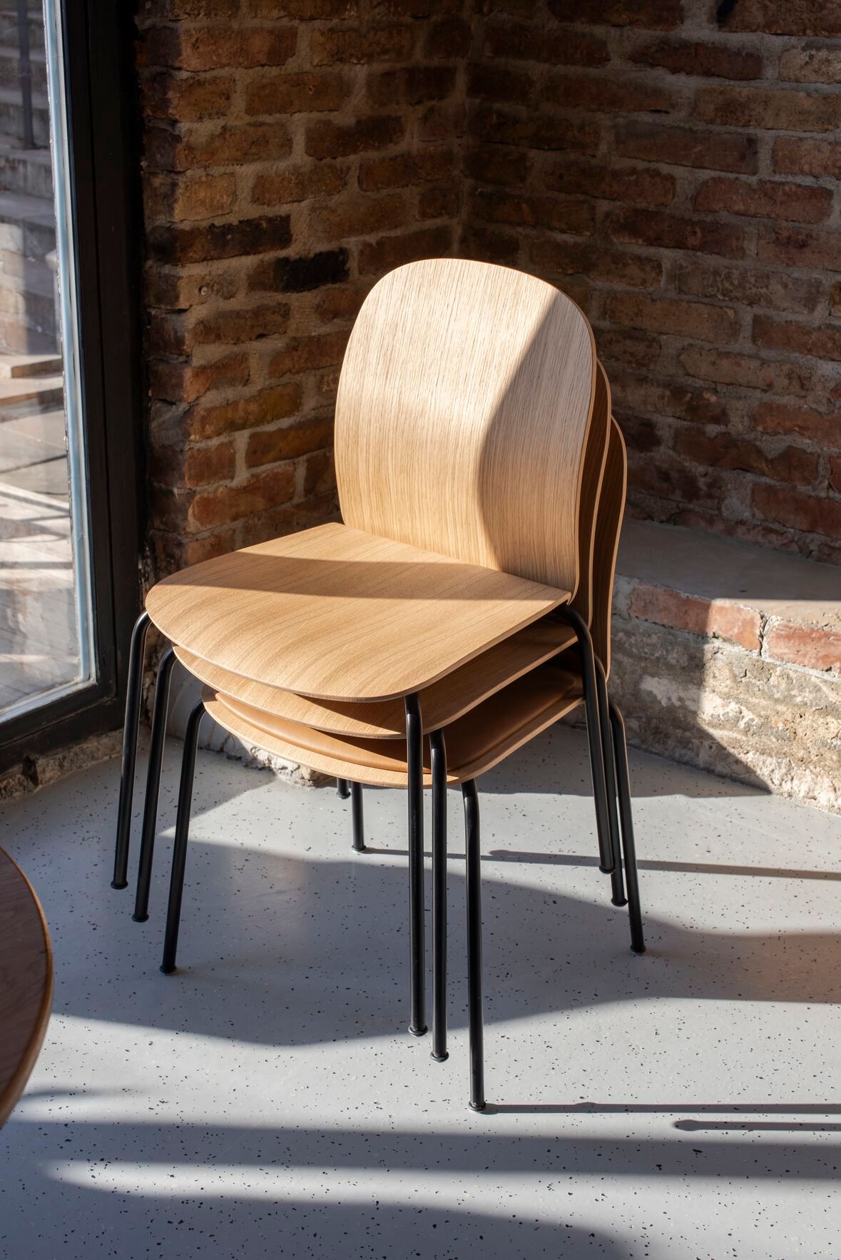 Штабелируемый стул из грецкого ореха Gazzda Book ARCH-00040212 - Вид №2