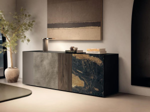 Шкаф из дерева и стекла с распашными дверями