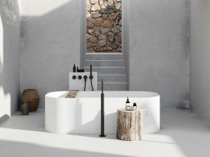 Овальная ванна в центре комнаты в твердой поверхности