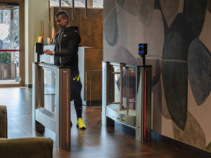 Моторизованный дверной проем с распашными дверями