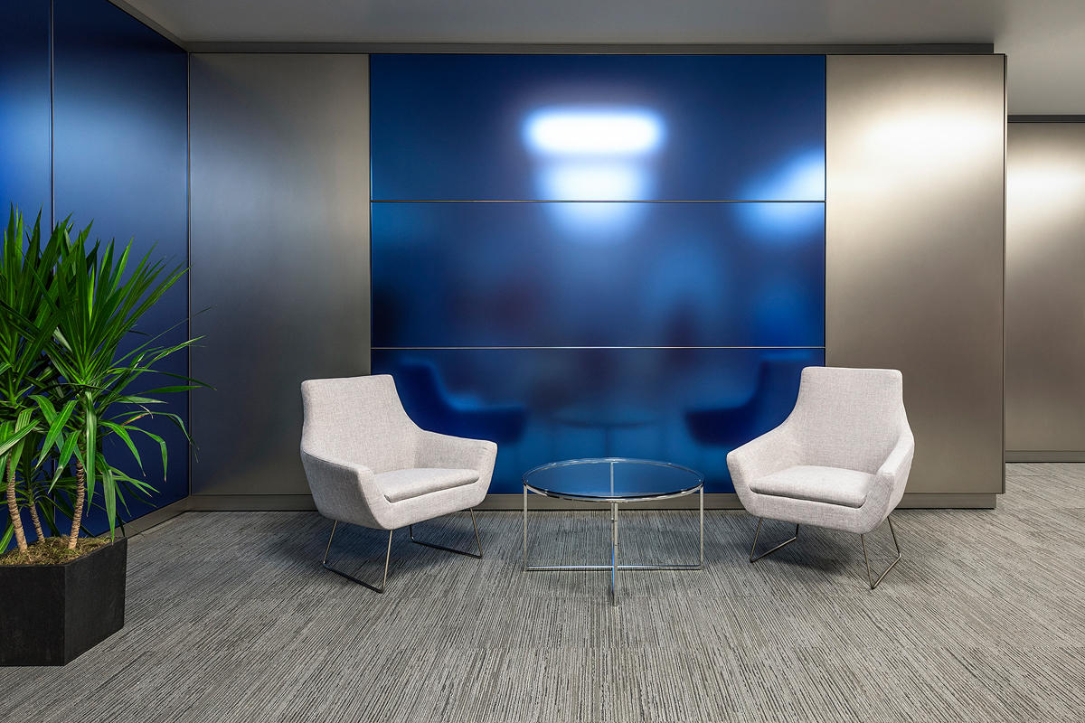 FSRT647 Система обшивки стен Levelr с панелями из вивихромного хромового стекла с прослойкой индивидуального цвета, показанная в конфигурации «отражающий» с отделкой pearlex +, нержавеющая сталь с отделкой «горный хрусталь» и открывающиеся ребра из нержав Forms-surfaces  - Вид №16