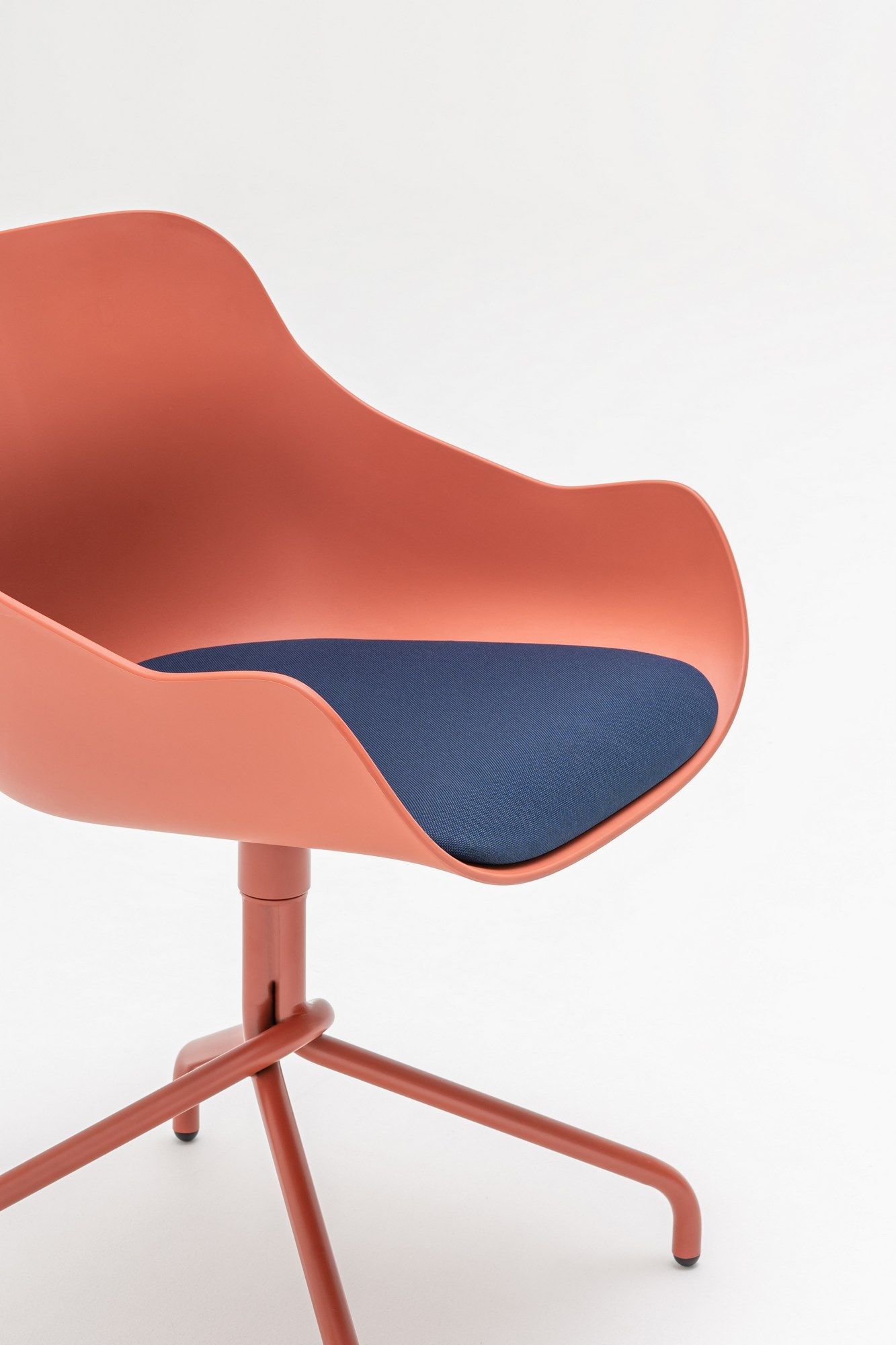 Вращающееся кресло из полипропилена со встроенной подушкой MDD Baltic ARCH-00118371 - Вид №14