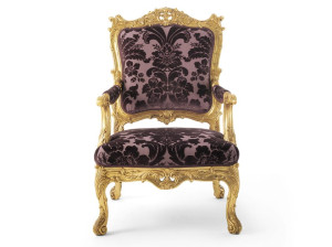 Тканевое кресло с подлокотниками