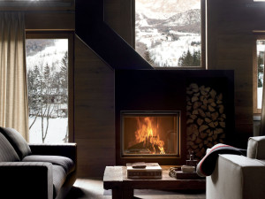 Утопленный дровяной камин с панорамным стеклом