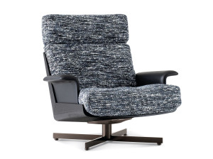 Тканевое кресло с деревянным корпусом и основанием с 4 спицами