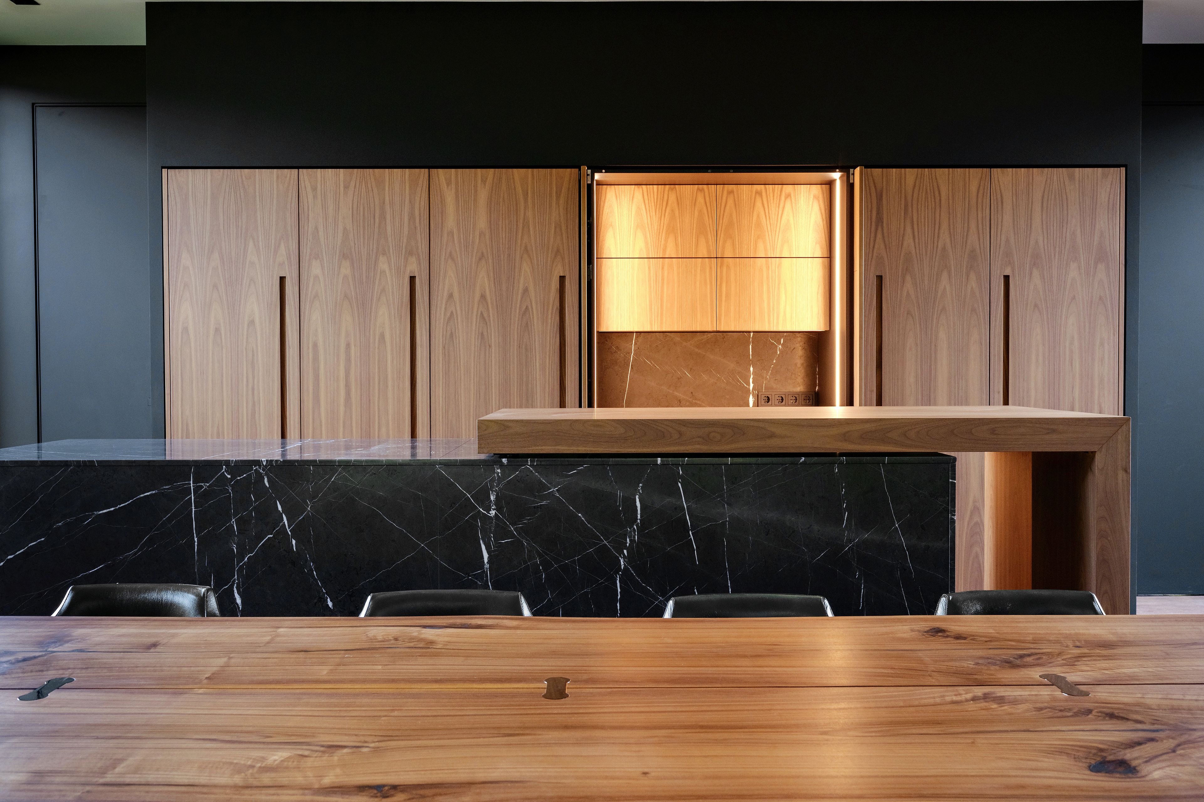 Линейная кухня из ореха Каналетто и остров с раздвижной столешницей TM Italia Cucine D90 ARCH-00103322 - Вид №3