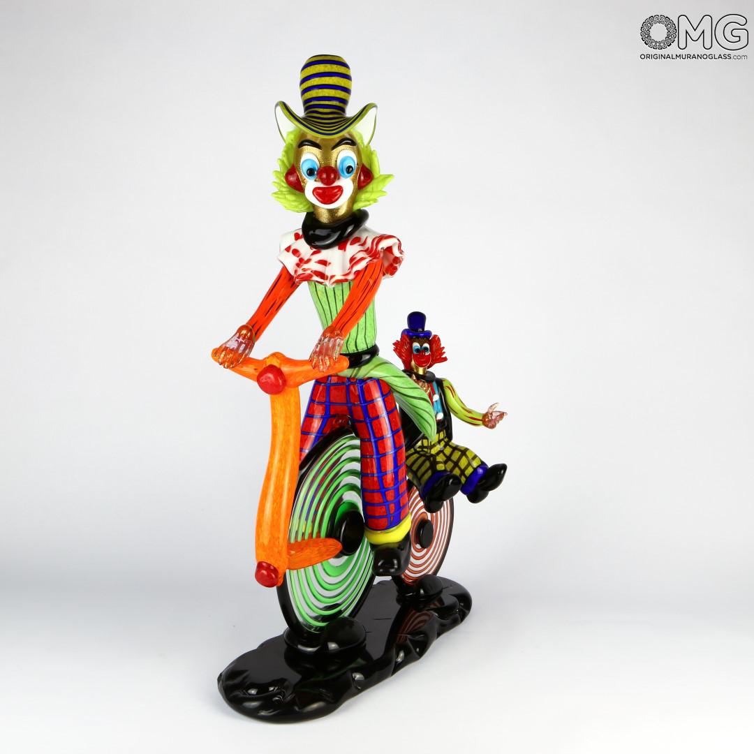 2589 ORIGINALMURANOGLASS Скульптурная композиция Клоуны на велосипеде - муранское стекло OMG 20 см  - Вид №1