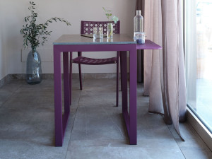 Квадратный стол из фаянса и нержавеющей стали