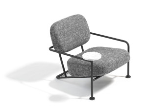 Тканевое кресло с подлокотниками