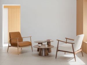 Круглый журнальный столик из грецкого ореха