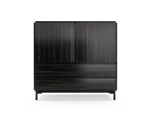 Деревянный шкаф с распашными дверцами