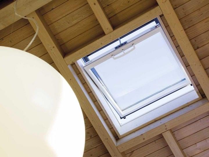 Roto Поворотное мансардное окно из ПВХ или дерева Rotoq sun-id-1500015 - Вид №2