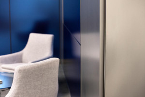 FSRT654 Деталь выравнивающей системы облицовки стен с панелями из вивихромного хромового стекла с промежуточным слоем индивидуального цвета, показанная в конфигурации отражения с отделкой pearlex +, нержавеющая сталь с отделкой каймой и внешний открытый у