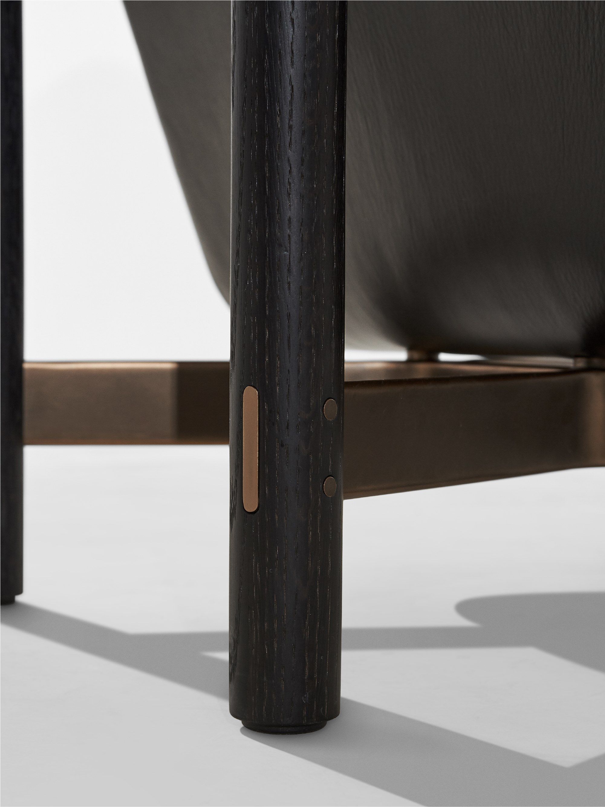 Деревянное кресло с подлокотниками District Eight Stilt ARCH-00016891 - Вид №3