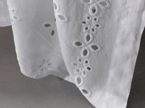 Вышитая простыня из льна