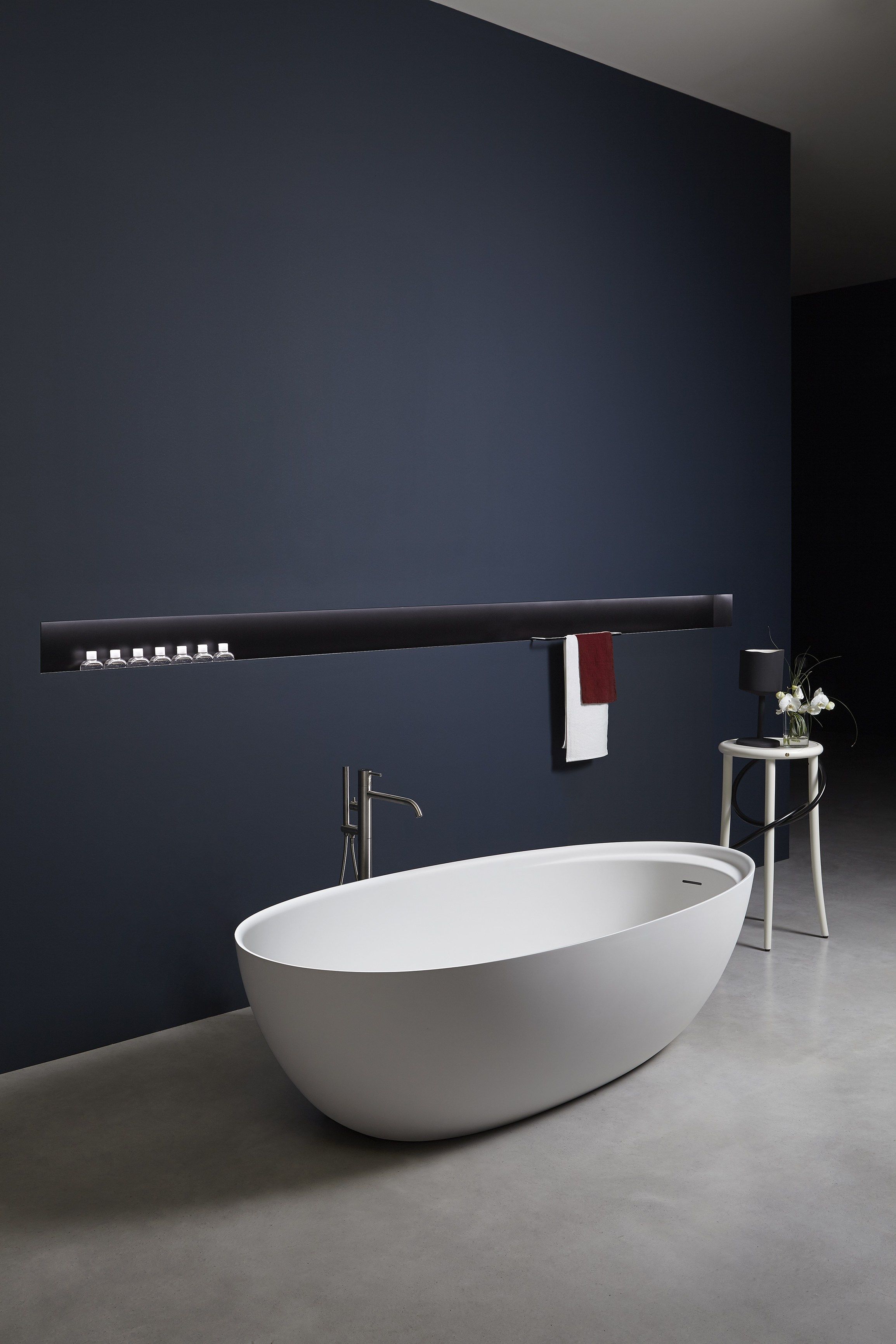 Овальная ванна в центре комнаты в Cristalplant® Antoniolupi Eclipse ARCH-00100391 - Вид №1