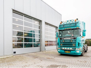 Застекленные промышленные секционные ворота