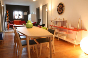 Деревянный обеденный стол