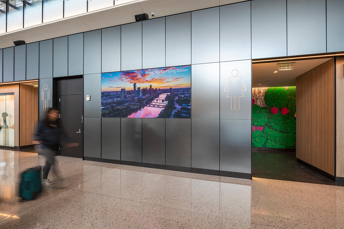 FSRT631 Деталь выравнивающей системы облицовки стен с панелями из вивистрата, слоями стекла в отражающей конфигурации с индивидуальным вытравленным рисунком и стандартной отделкой, а также выступами из нержавеющей стали в Frost Tower, Сан-Антонио, Техас F Forms-surfaces  - Вид №7