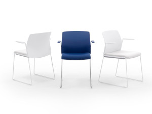 Пластиковый стул для салазок со встроенной подушкой и подлокотниками