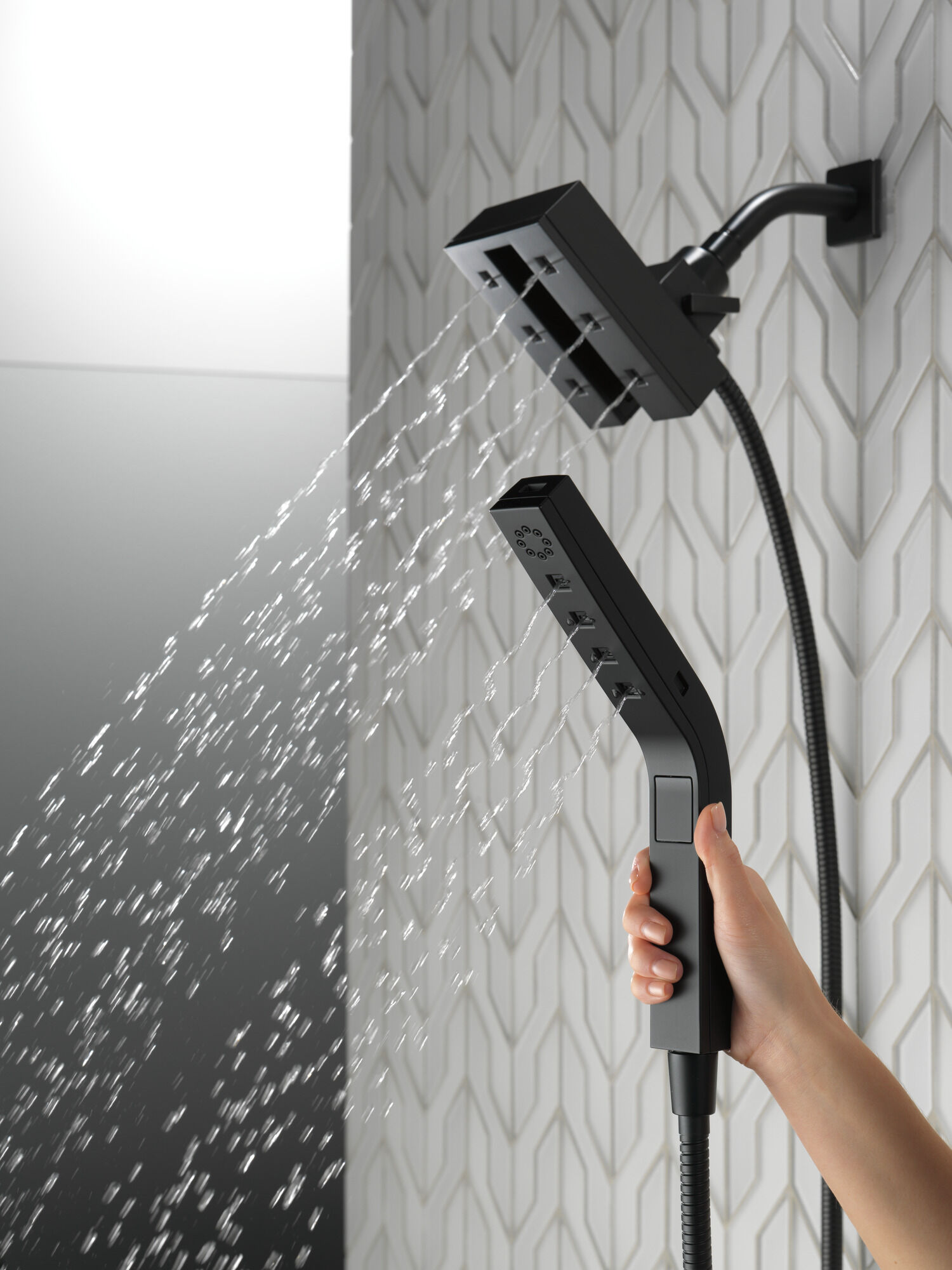 58473-BL H2Okinetic® In2ition® Душ два в одном с 4 настройками Delta Faucet Universal Showering Матовый черный  - Вид №7