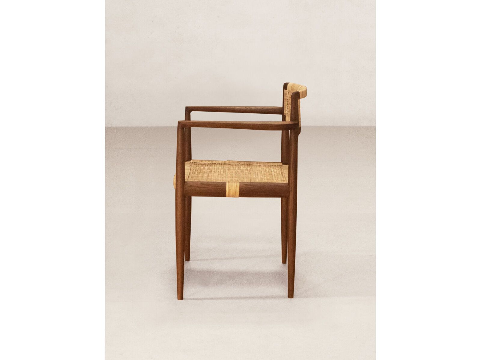 Стул из тикового дерева с подлокотниками Phantom Hands Tangāli ARCH-00050472 - Вид №1