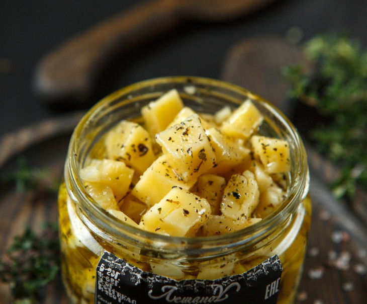 1321 Сыр "Чеддер" в оливковом масле с итальянскими травами Вкусляндия  - Вид №1