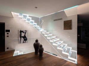 Стеклянная лестница со светодиодной подсветкой