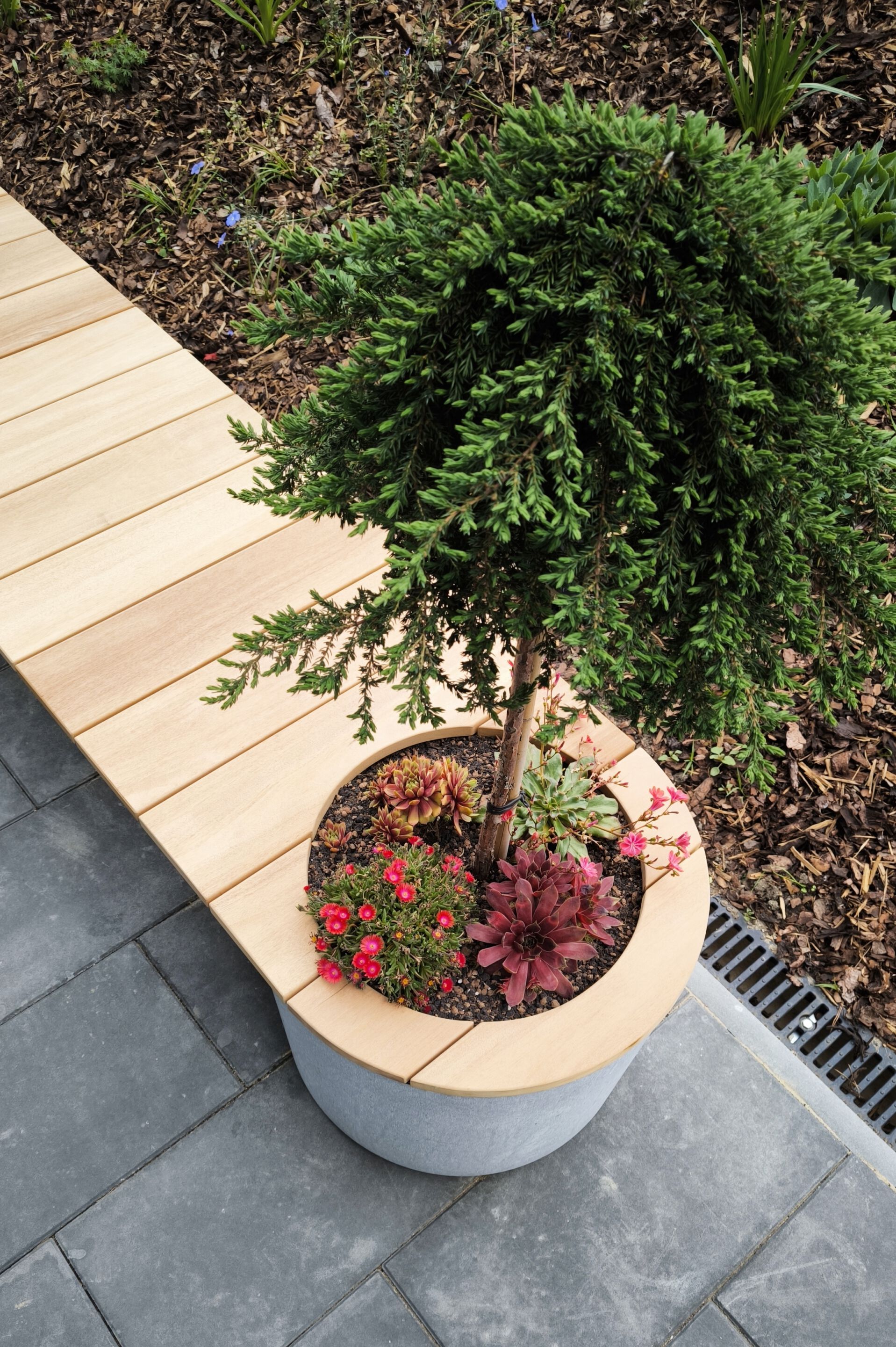 Бетонная скамейка со встроенным плантатором Betoni Simple Benches ARCH-00108300 - Вид №4