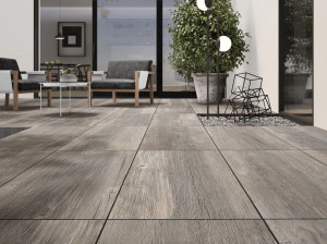 Напольное покрытие из керамогранита под дерево