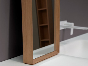 Прямоугольное зеркало с рамкой для ванной комнаты