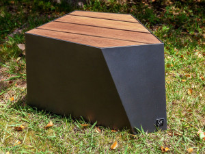 Наружное сиденье из железа и дерева