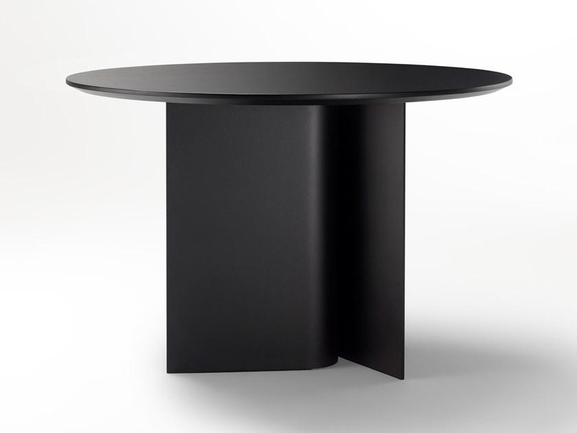 Ross Gardam Круглый стол из алюминия и столешница из мореного дуба Breeze Br01 - Вид №1