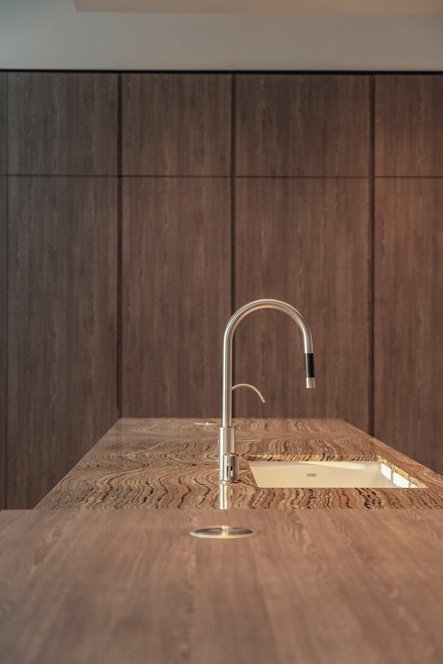 Двусторонняя линейная кухня с островом и соседним столом TM Italia Cucine ARCH-00018862