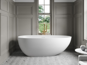 Овальная ванна в центре комнаты