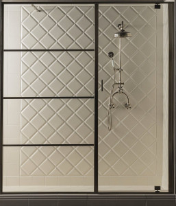 Металлическая настенная душевая колонна с ручным душем